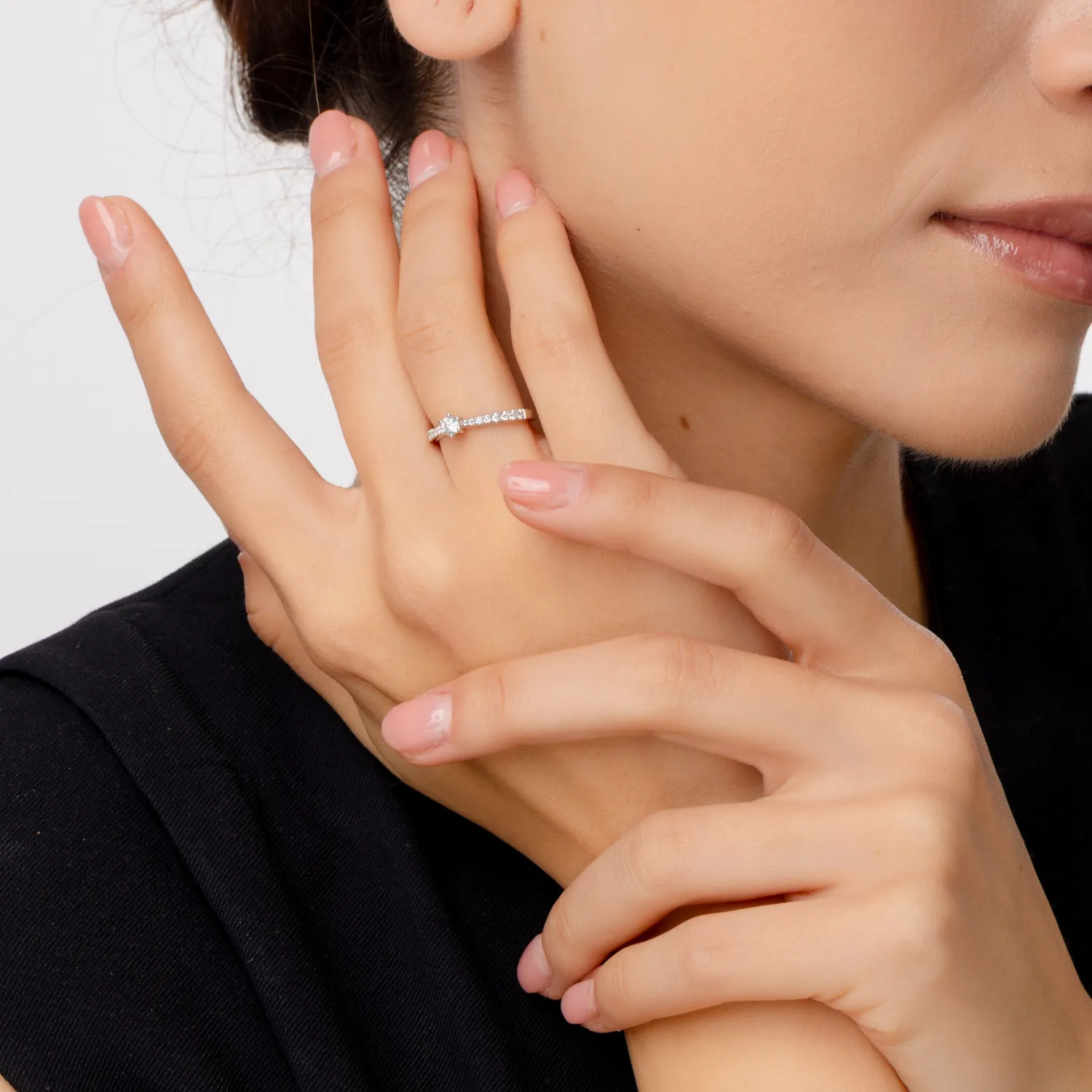 Pierścionek zaręczynowy z 18K białego złota z 0.16ct diamentem i 0.18ct diamentem