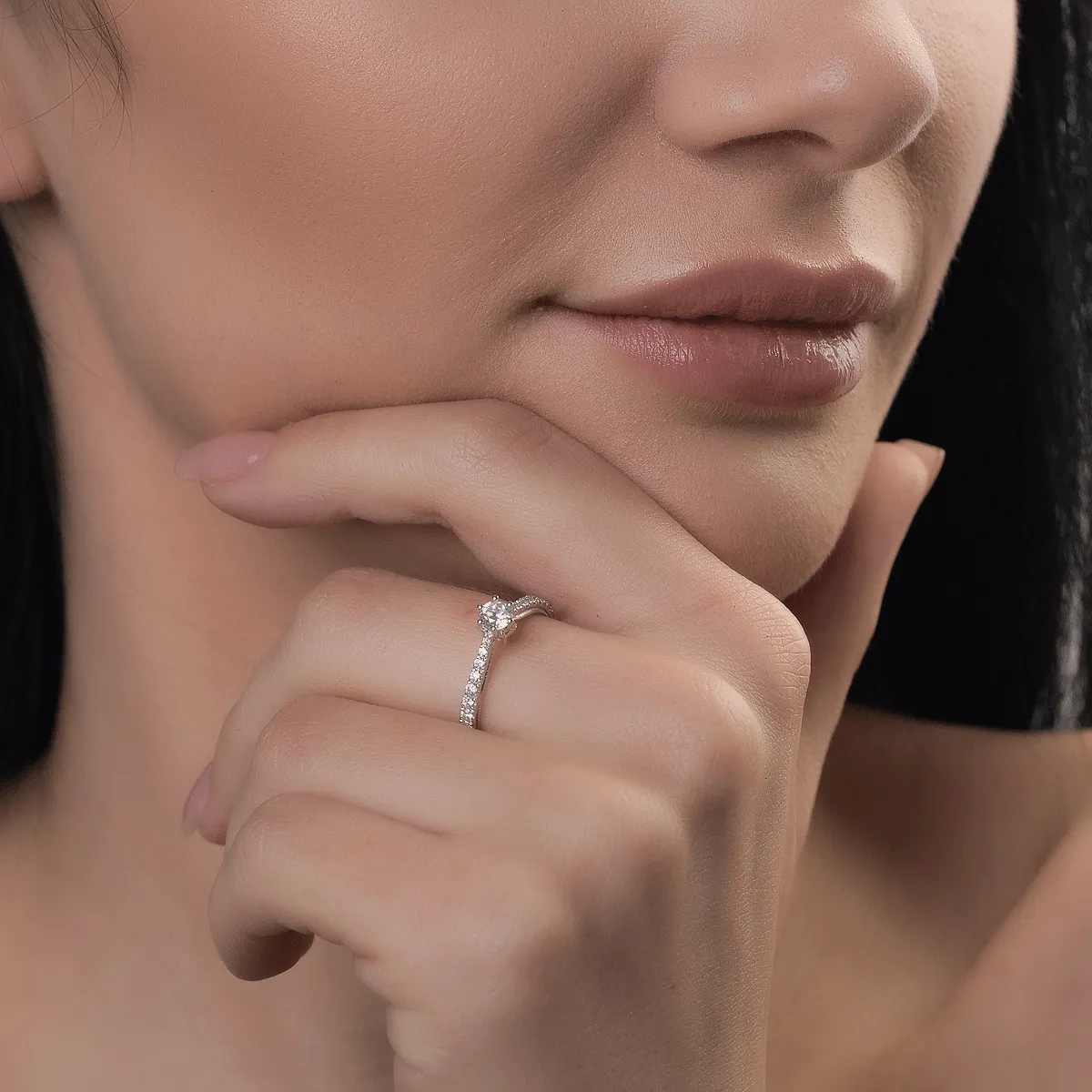 Inel de logodna din aur alb de 18K cu diamant de 0.4ct si diamante de 0.23ct