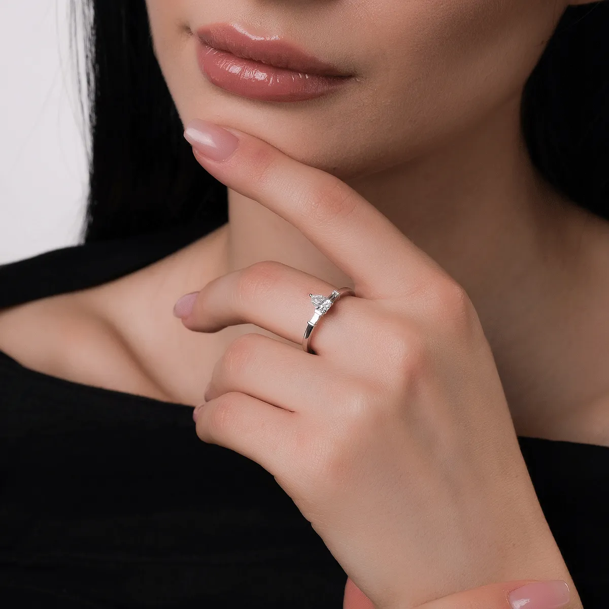 Inel de logodna din aur alb de 18K cu diamant de 0.4ct si diamante de 0.08ct