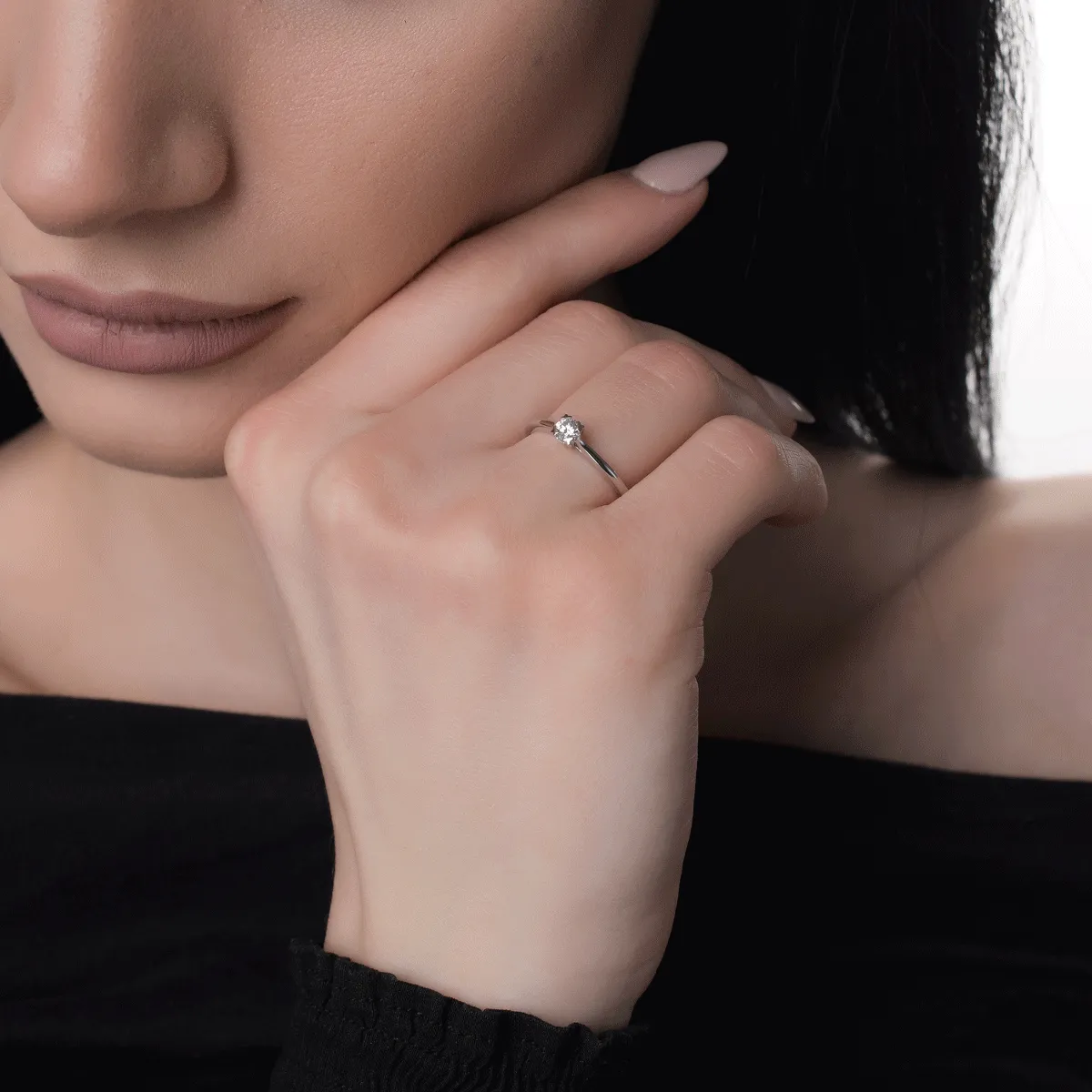 Inel de logodna din aur alb de 18K cu un diamant solitaire de 0.16ct