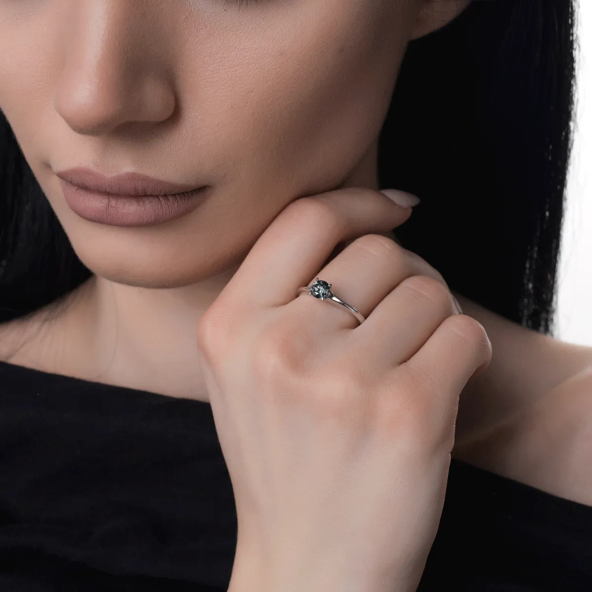 18K white gold engagement ring with blue diamond of 0.55ct