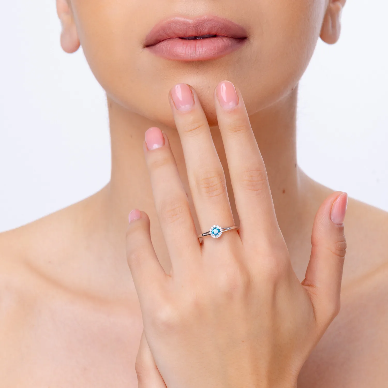 Inel de logodna din aur alb cu diamant albastru de 0.22ct si diamante de 0.1ct