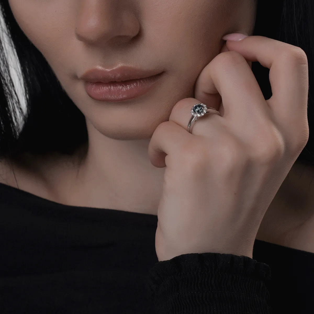 18K бял златен годежен пръстен със син диамант от 0.55ct и диаманти от 0.18ct