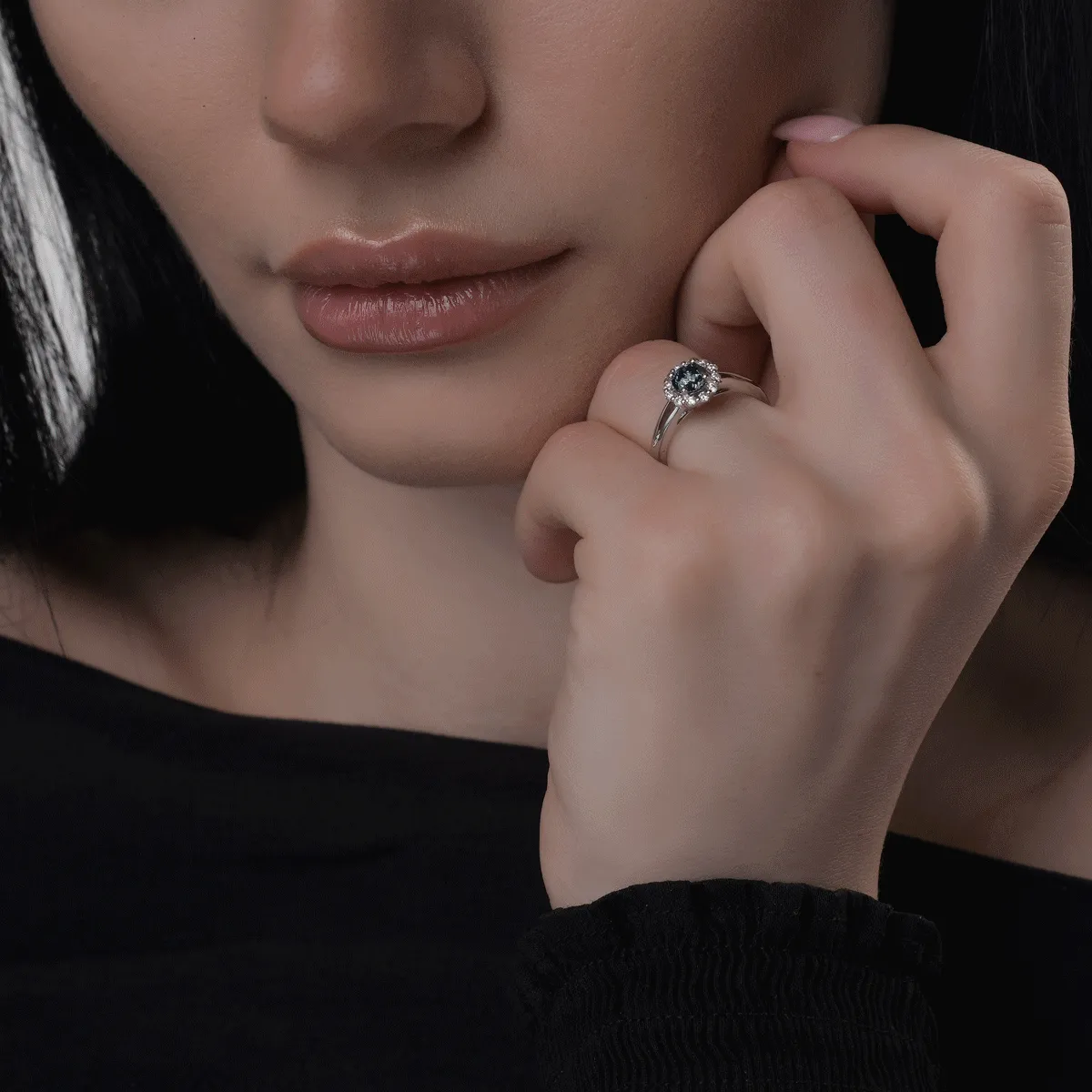 Inel de logodna din aur alb cu diamant albastru de 0.55ct si diamante de 0.18ct