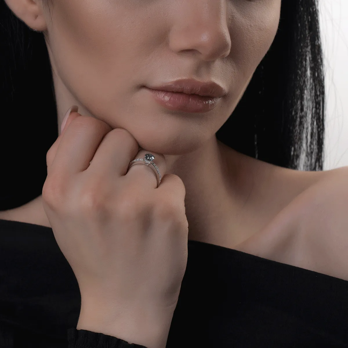 Inel de logodna din aur alb de 18K cu diamant albastru de 0.55ct si diamante de 0.24ct