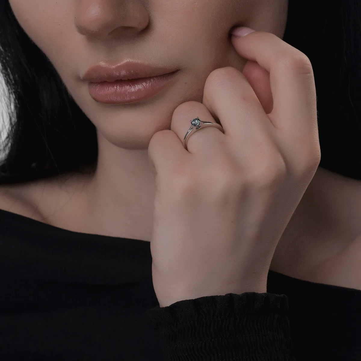 Inel de logodna din aur alb de 18K cu un diamant solitaire albastru de 0.22ct