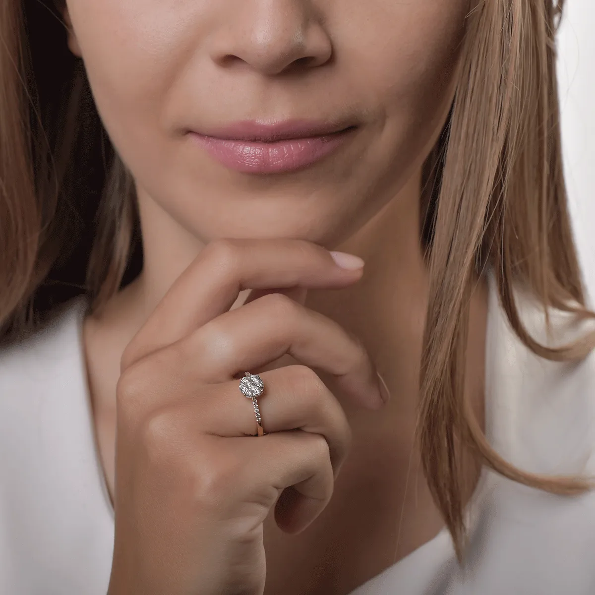 Pierścionek zaręczynowy z różowego złota z diamentami o masie 0.5ct