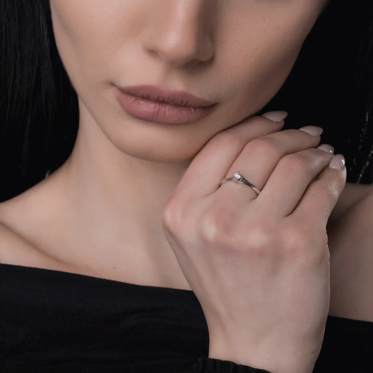 Pierścionek zaręczynowy z 18K białego złota z 0.2ct diamentem w pasjansie