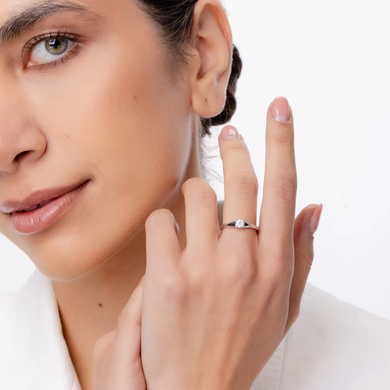 Pierścionek zaręczynowy z 18K białego złota z 0.3ct diamentem w pasjansie