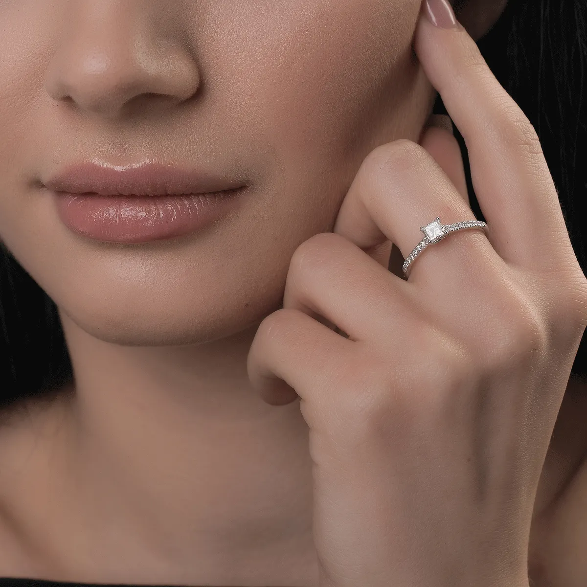 Pierścionek zaręczynowy z 18K białego złota, diament 0.31kr i diamenty 0.165kr