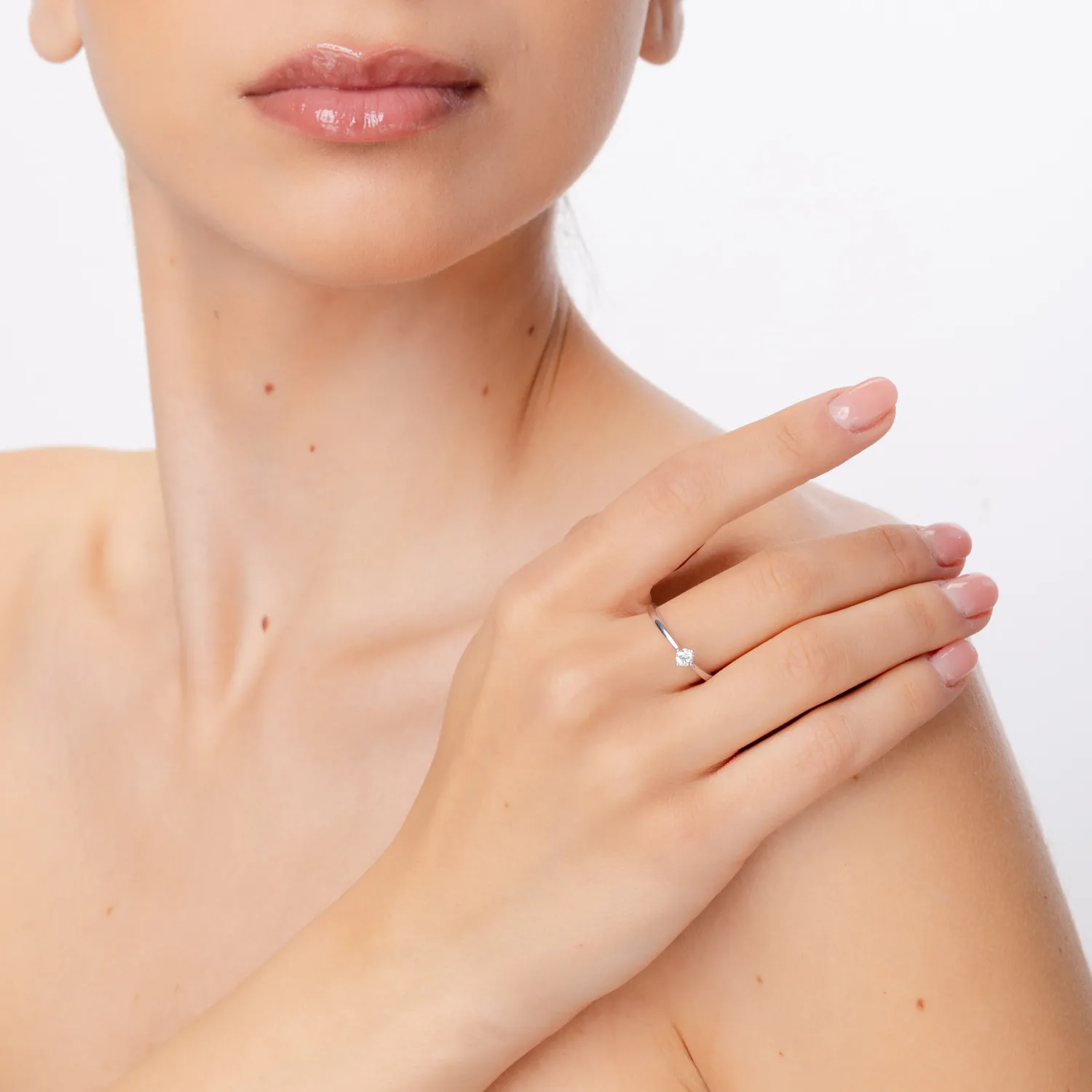 Pierścionek zaręczynowy z 18K białego złota z 0.2ct diamentem w pasjansie