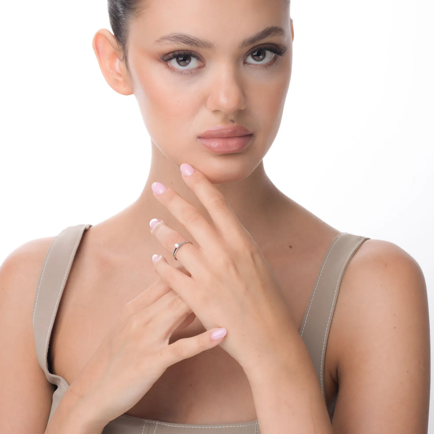 Inel de logodna din aur alb de 18K cu un diamant solitaire de 0.15ct