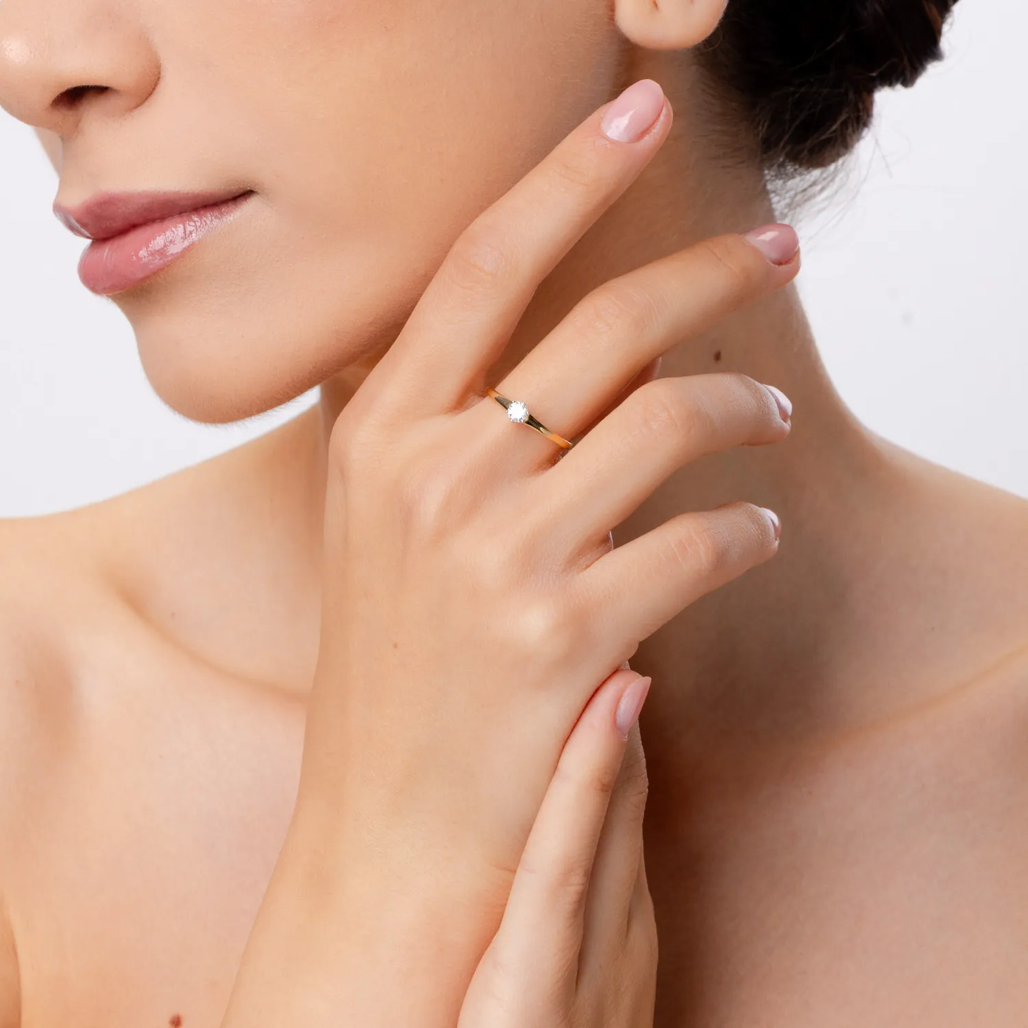 Pierścionek zaręczynowy z żółtego 18K złota z brylantem o masie 0.2ct