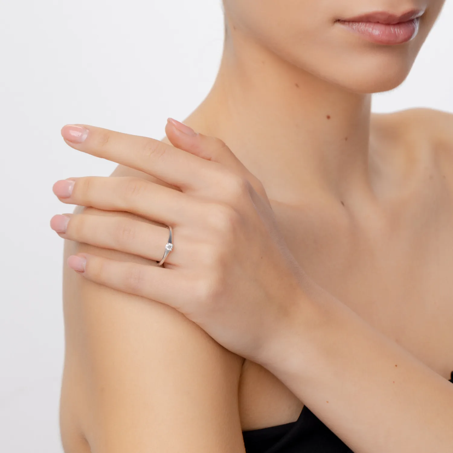 Pierścionek zaręczynowy z 18K białego złota z diamentem w pasjansie o masie 0.19ct