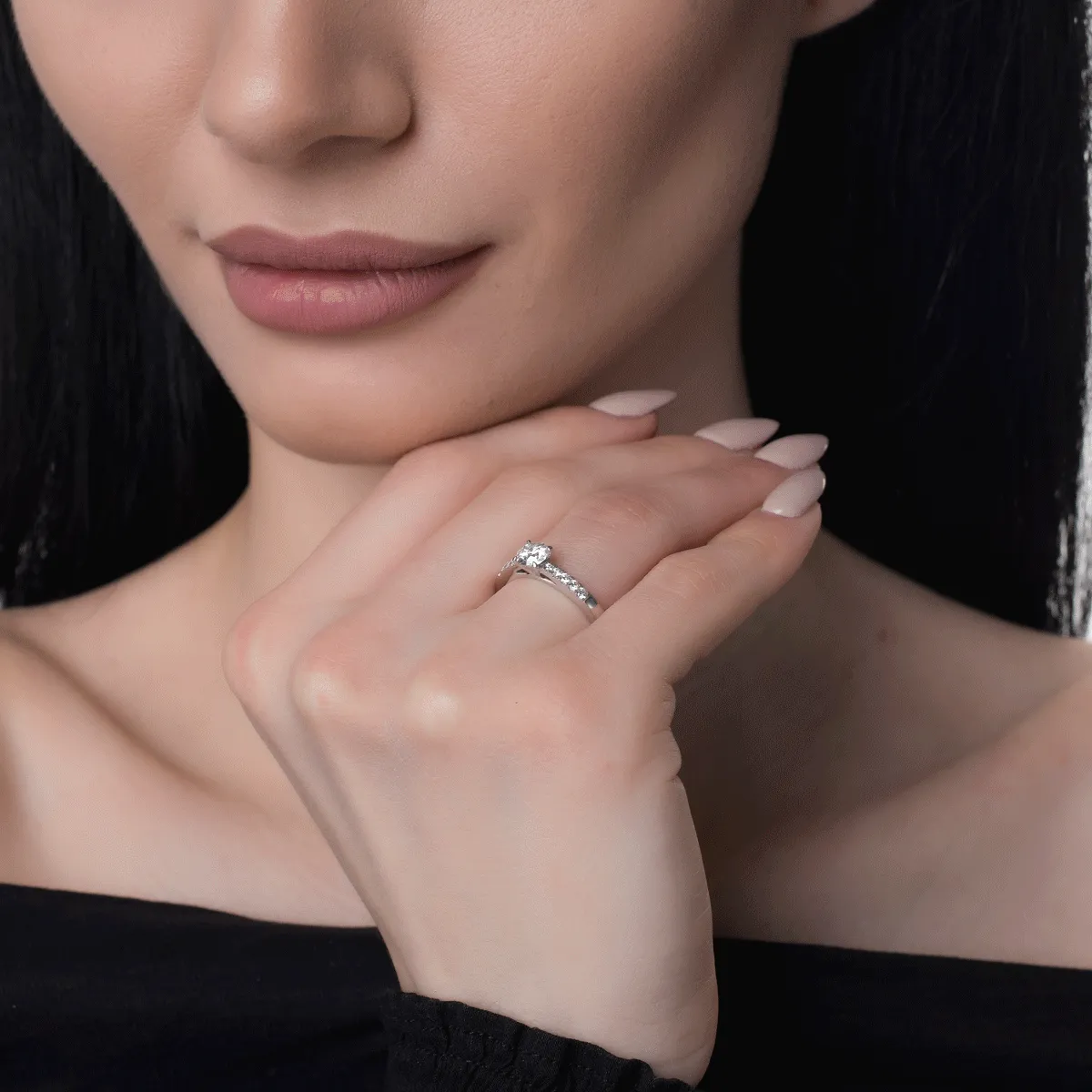 Inel de logodna din aur alb de 18K cu diamant de 0.5ct si diamante de 0.14ct