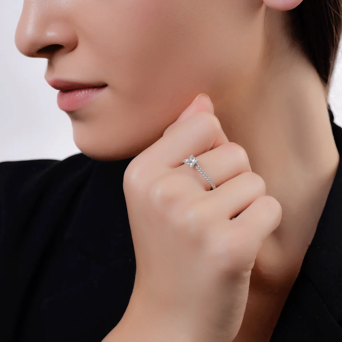 Inel de logodna din aur alb de 18K cu diamant de 0.8ct si diamante de 0.18ct