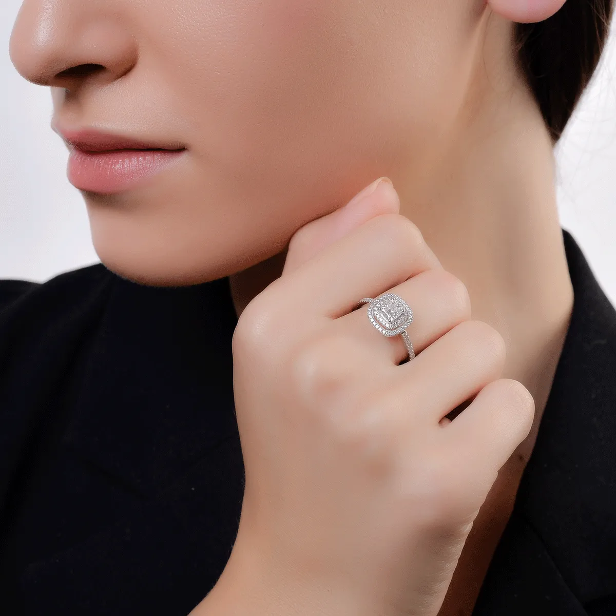 Годежен пръстен от 18K бяло злато с 0.9ct диамант и 0.33ct диаманти