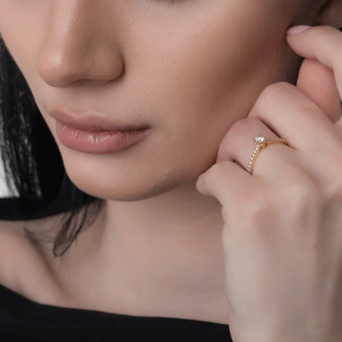 Eljegyzési gyűrű 18K-os sárga aranyból 0,16ct gyémánttal és 0,17ct gyémántokkal. Gramm: 2,26