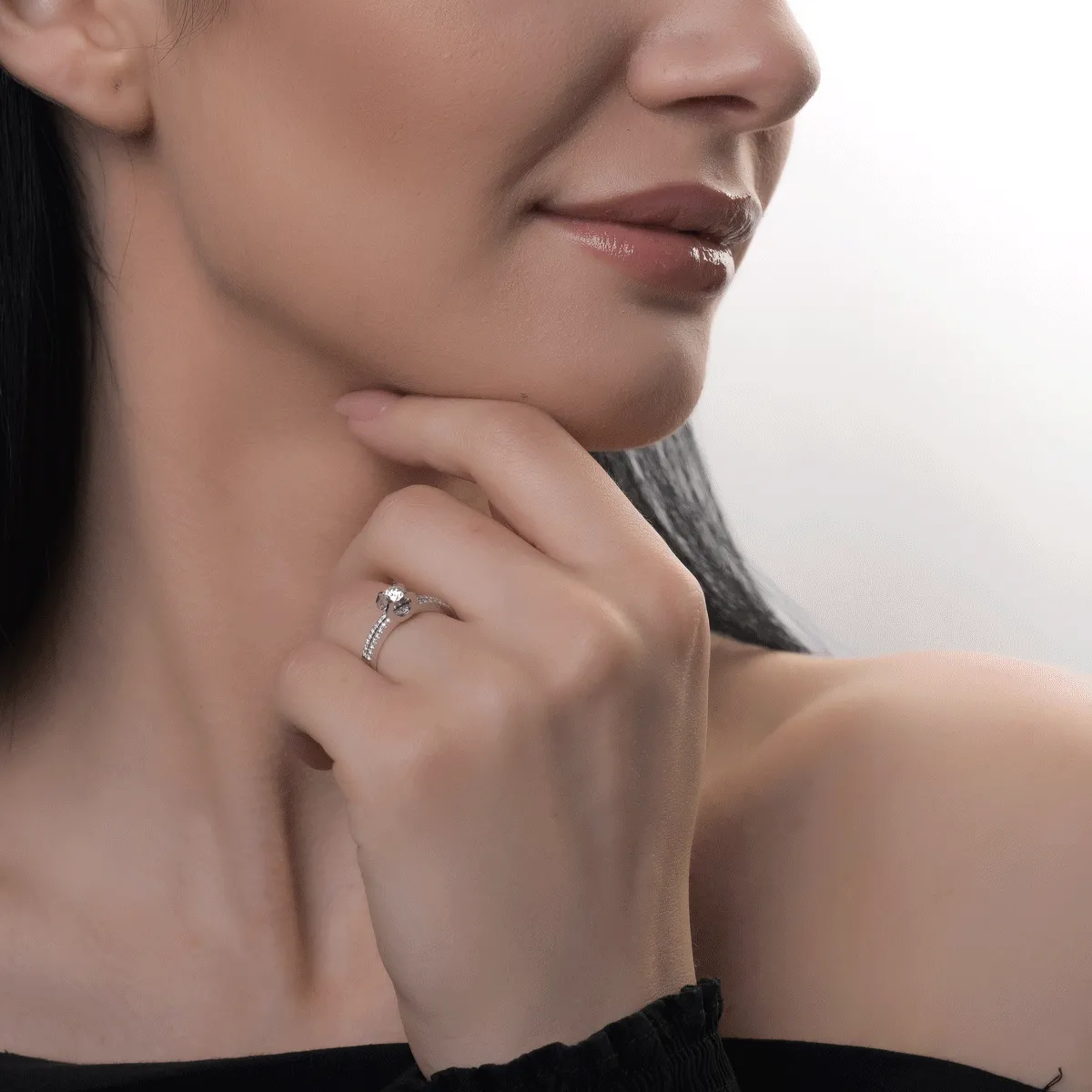 Inel de logodna din aur alb de 18K cu diamant de 0.19ct si diamante de 0.15ct