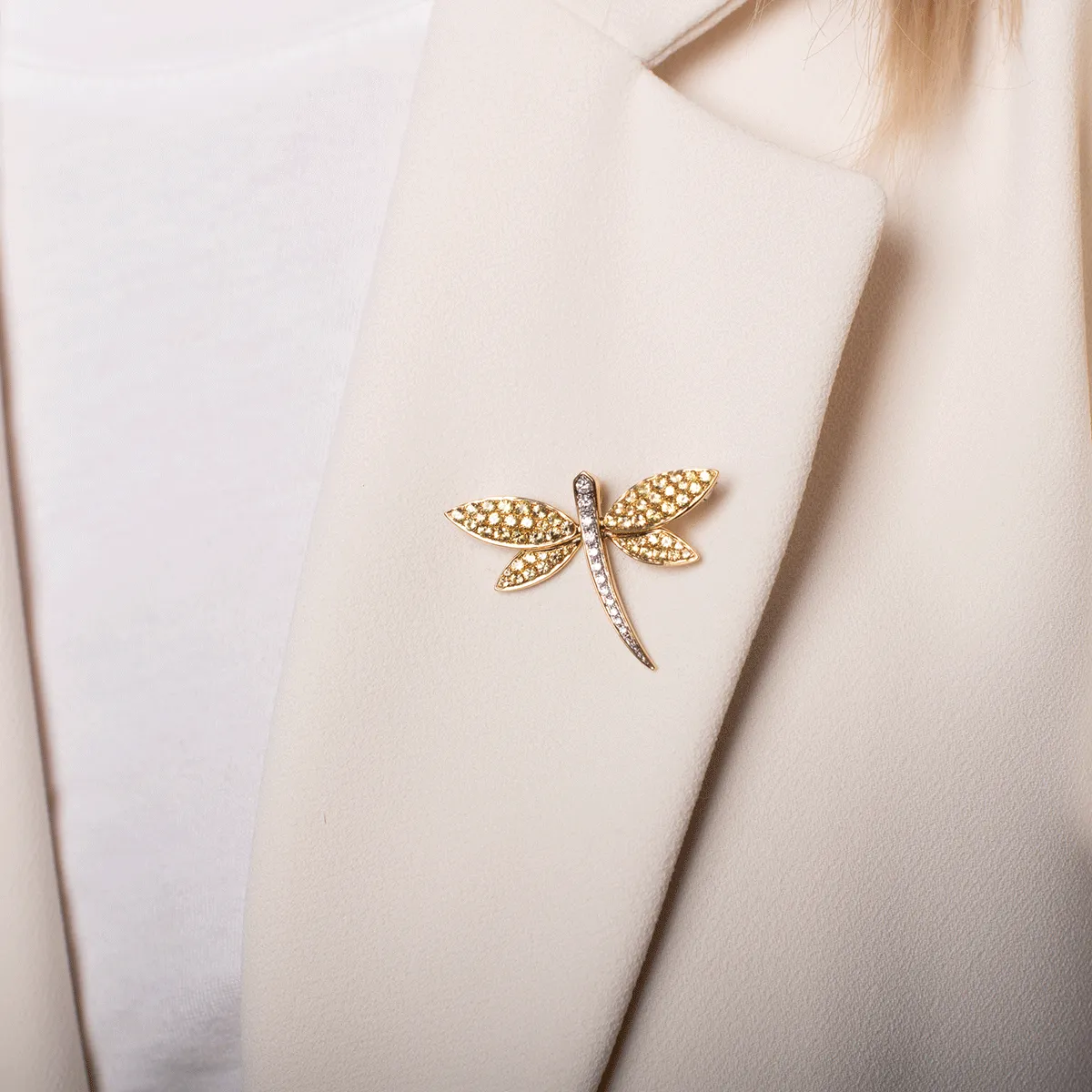 Brosa libelula din aur alb-galben cu safire galbene de 1.72ct si diamante de 0.2ct