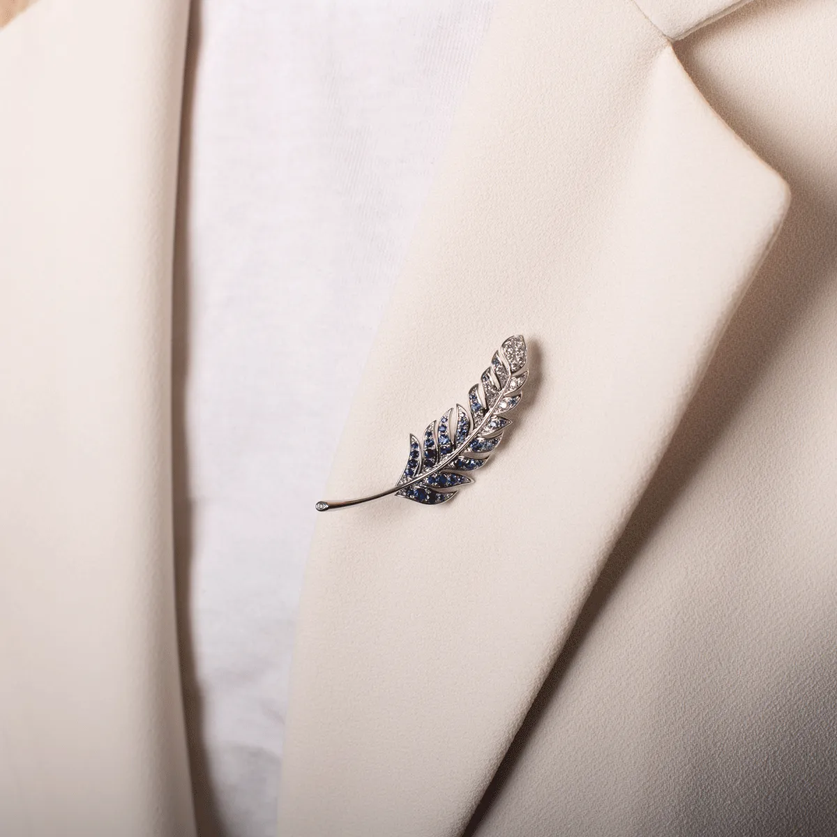 Брошка от 18K бяло злато със сини сапфири 0.76ct и 0.23ct диаманти