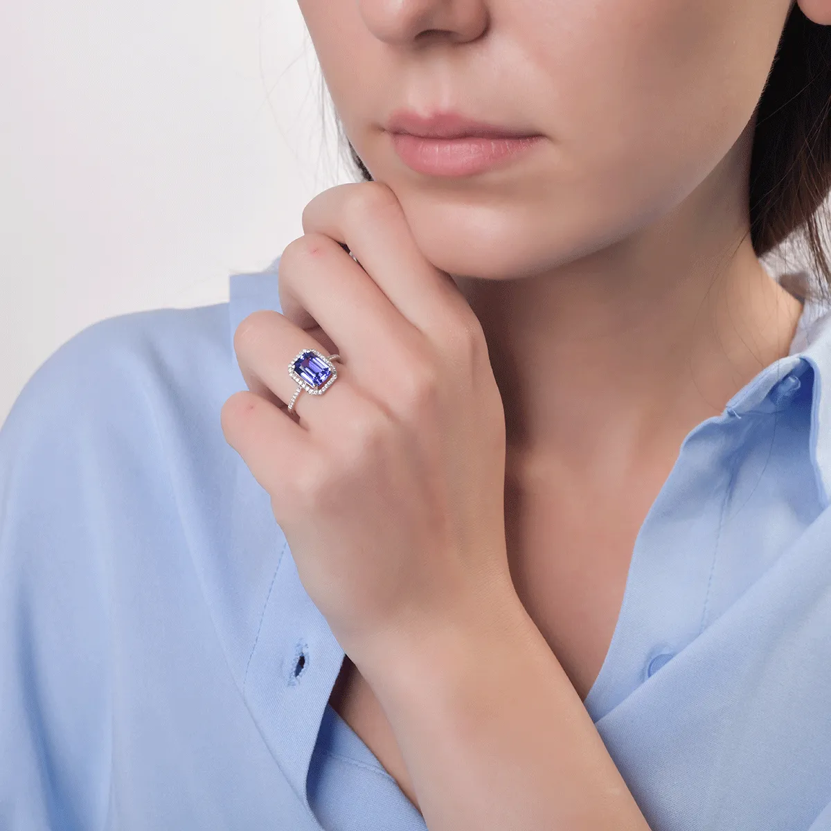 Pierścionek z 18K białego złota z 1.99ct tanzanitem i 0.208ct diamentem