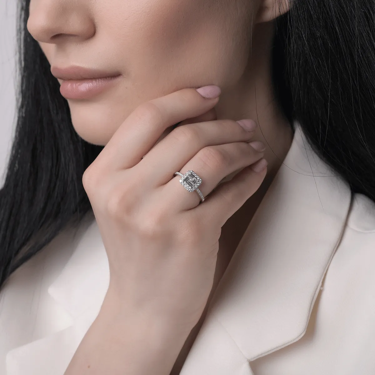 Pierścionek zaręczynowy z 18K białego złota z diamentami 0.47kr