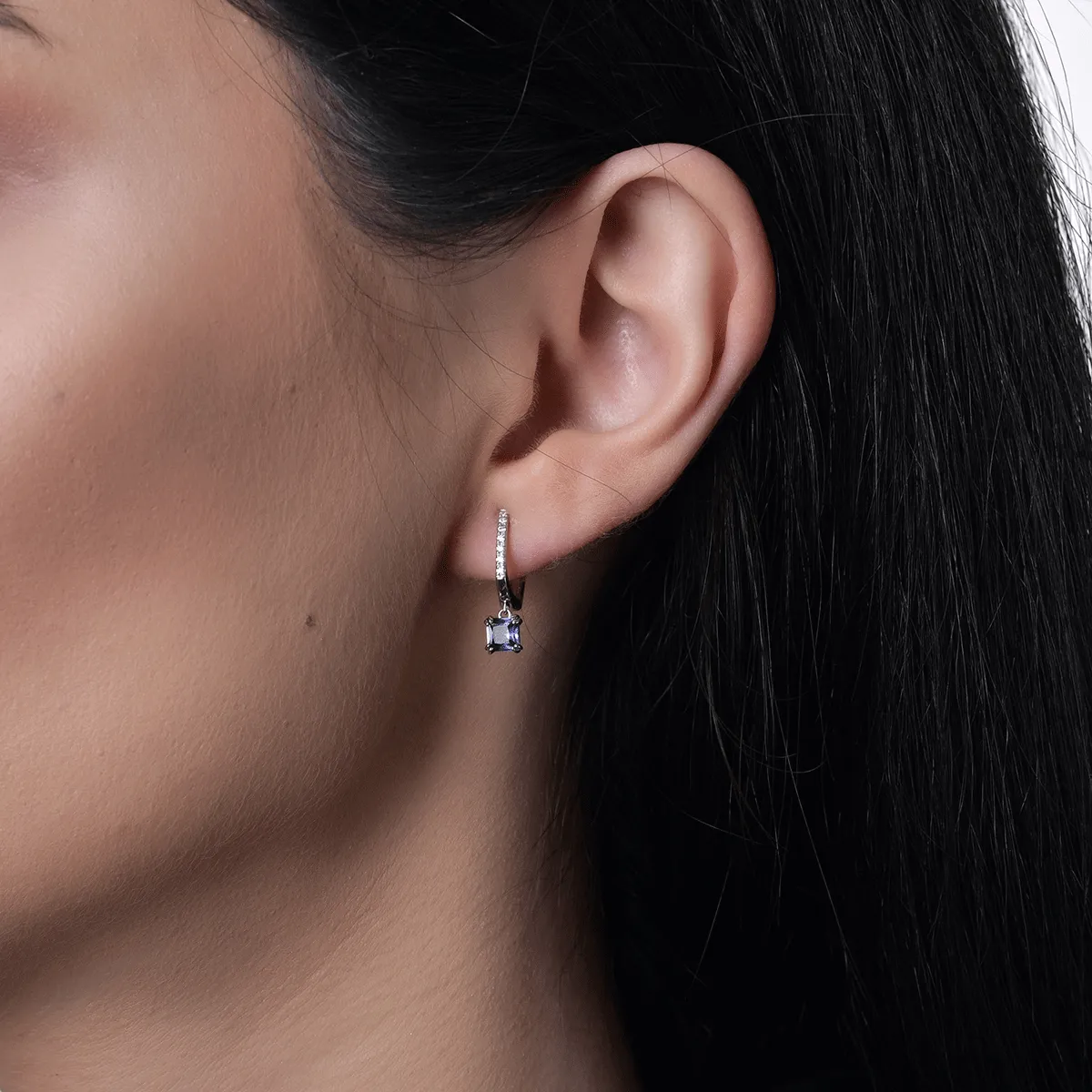 18k fehér arany fülbevaló 0,55ct-os izites és gyémánt 0,06ct