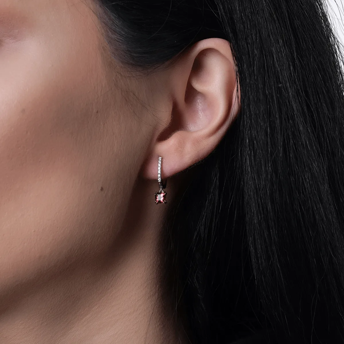18K white gold earrings with coloured tourmalines of 0.79ct and diamonds of 0.06ct