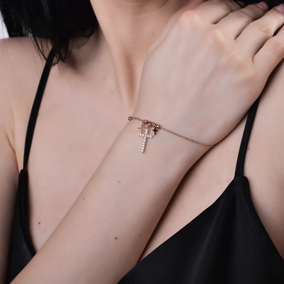 Bratara cu cruciulite din aur roz de 14K