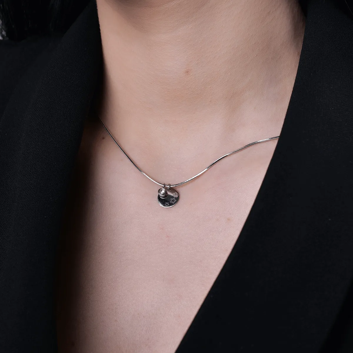 Lant cu pandantiv banut si charm din aur alb