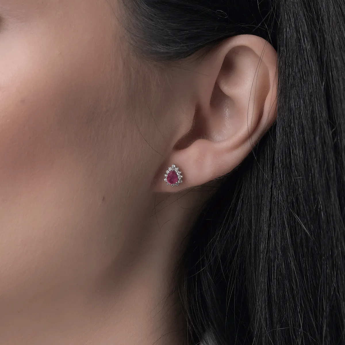 Fülbevaló 18K-os fehér aranyból 0,552ct rubinokkal és 0,162ct gyémántokkal