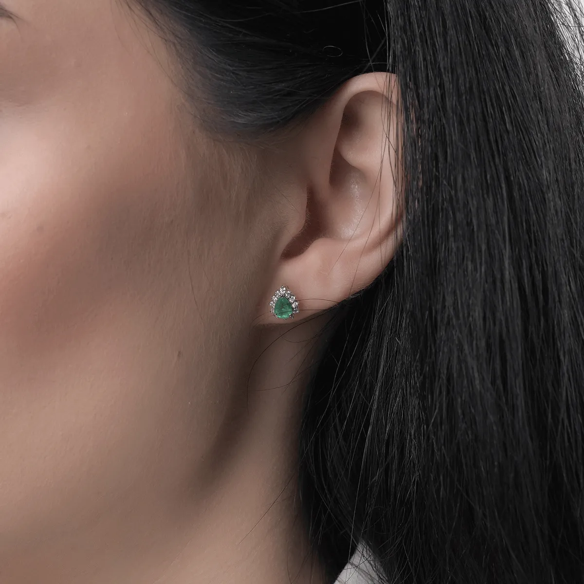 Fülbevaló 18K-os fehér aranyból 0,545ct smaragddal és 0,17ct gyémántokkal