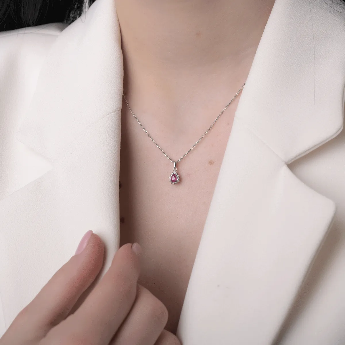 Pandantiv din aur alb cu rubin de 0.25ct si diamante de 0.086ct