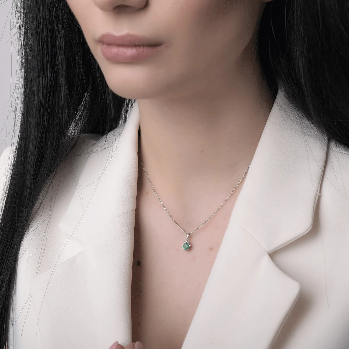 18K white gold pendant with emerald 0.255ct and diamonds of 0.089ct