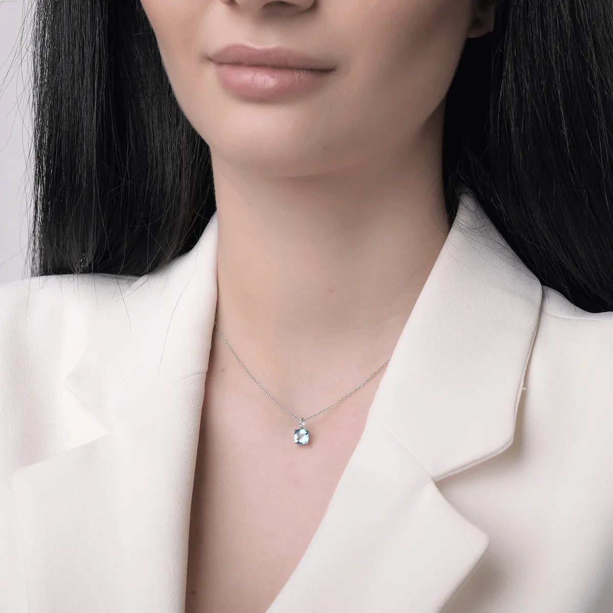 14K бял златен медальон с швейцарско синьо топаз на 1.199ct и диаманти на 0.009ct