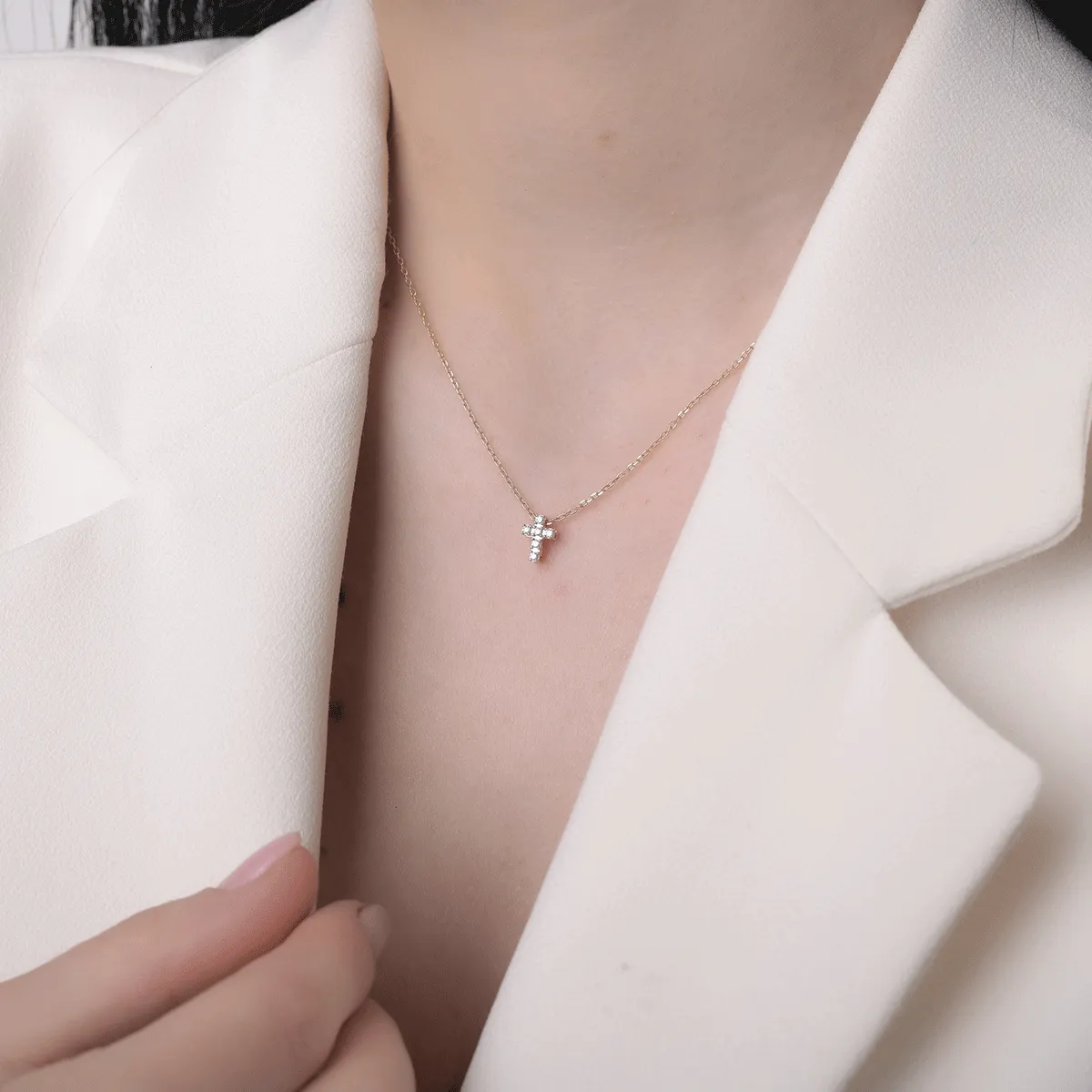 18K yellow gold cross pendant with 0.074ct diamonds