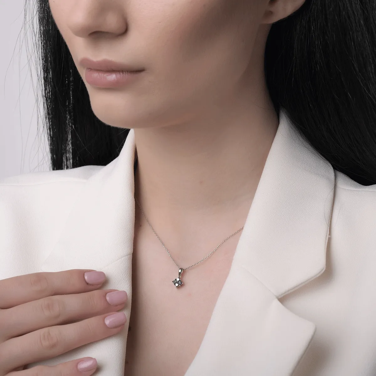 Pandantiv din aur alb de 14K cu diamante negre de 0.405ct