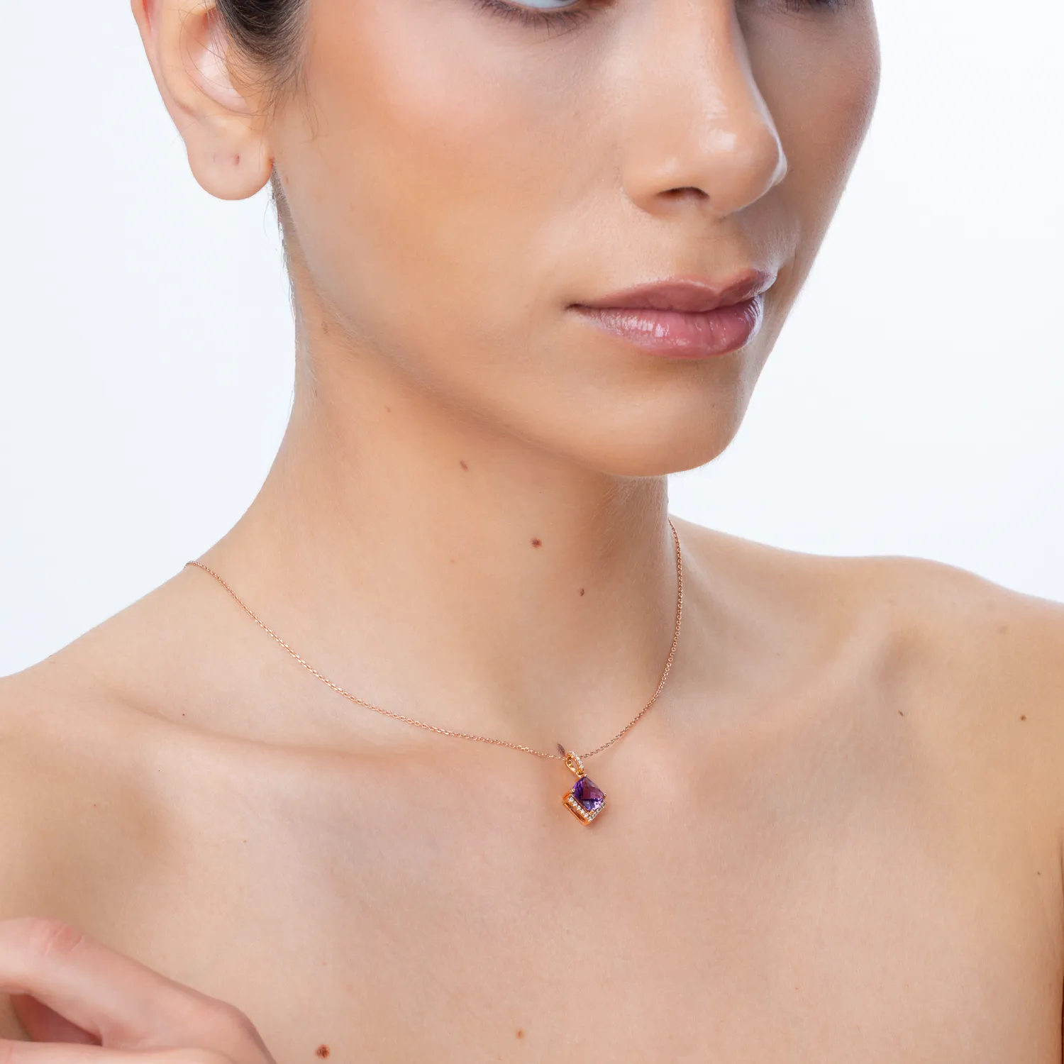 Pandantiv din aur roz cu ametist cushion de 2.3ct si diamante de 0.08ct