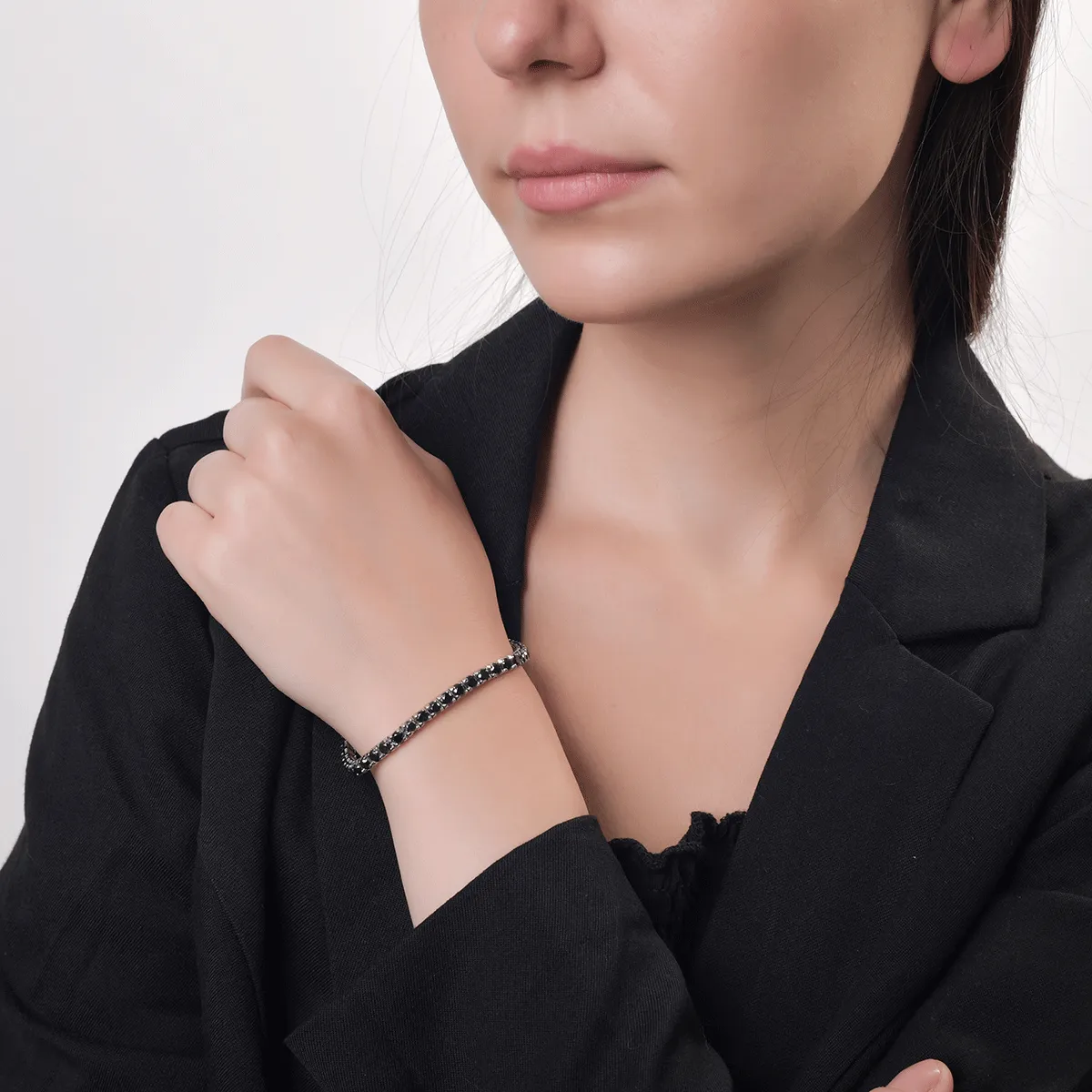 Bratara tennis din aur alb de 18K cu diamante negre de 10.5ct