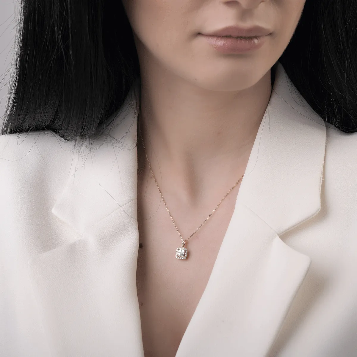 Висулка от жълто злато 18К с диаманти 0.42гкт