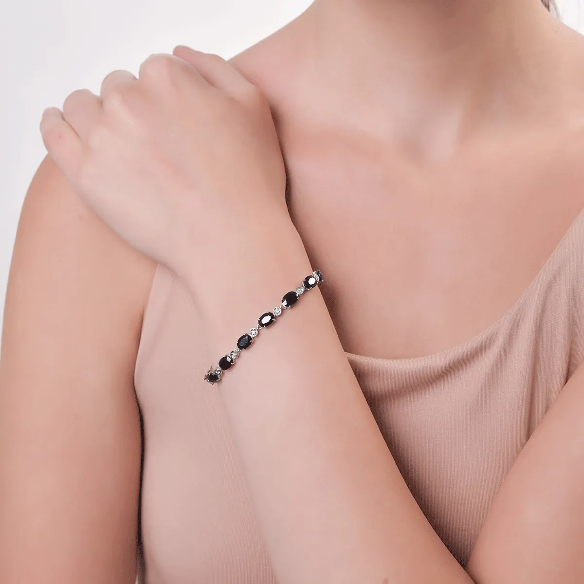 Bratara tennis din aur alb cu safire negre ovale de 16.1ct si diamante de 0.2ct