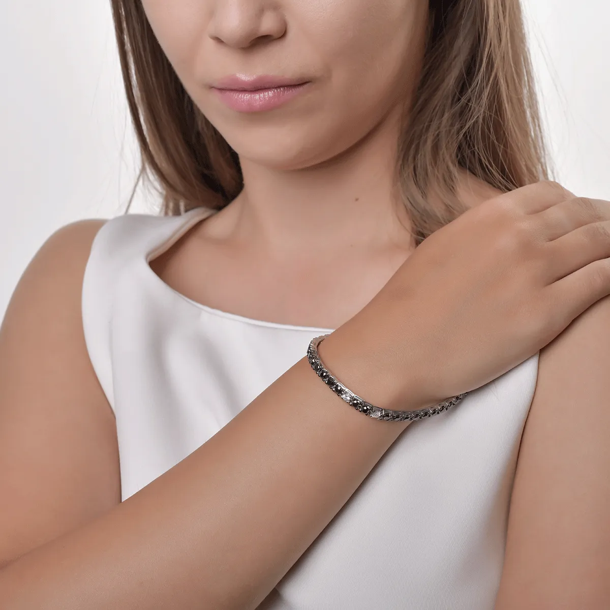 18K white gold tennis bracelet with 7.1ct black diamonds and 0.95ct clear diamonds