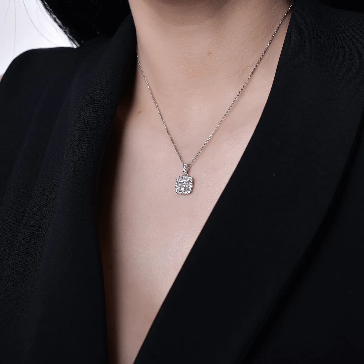 Pandantiv din aur alb de 18K cu diamante de 0.63ct