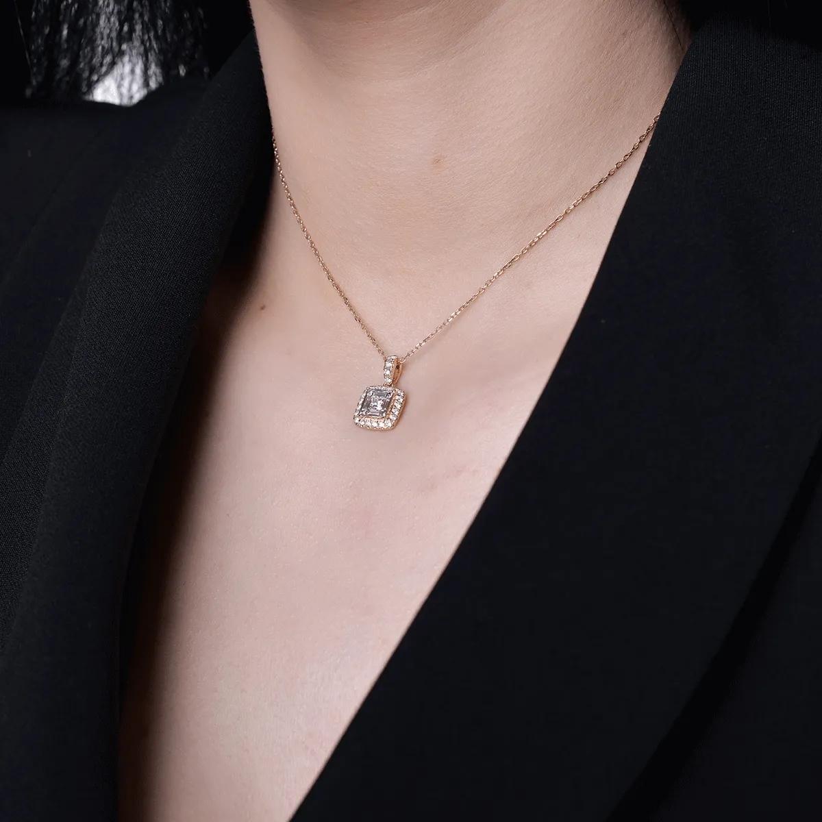 Висулка от жълто злато 18К с диаманти 0.62гкт