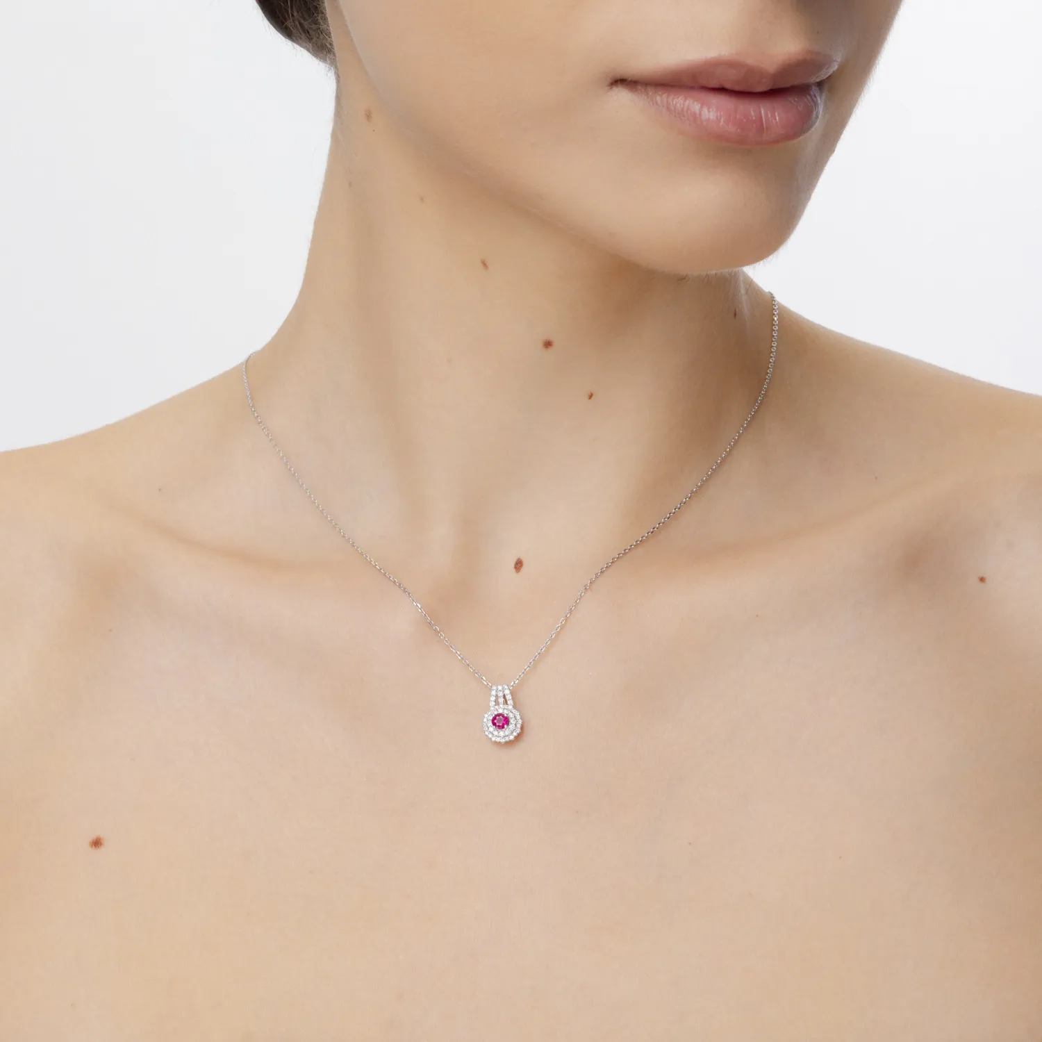 Zawieszka z białego 18K złota z rubinem 0.33ct i brylantami 0.24ct