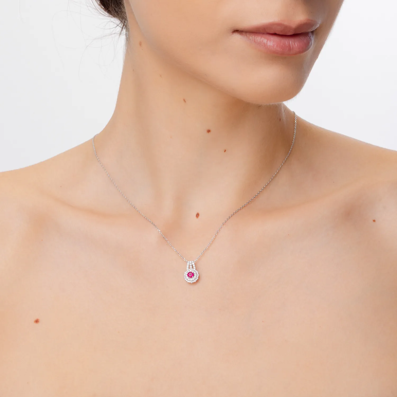 Zawieszka z białego 18K złota z rubinem 0.33ct i brylantami 0.24ct
