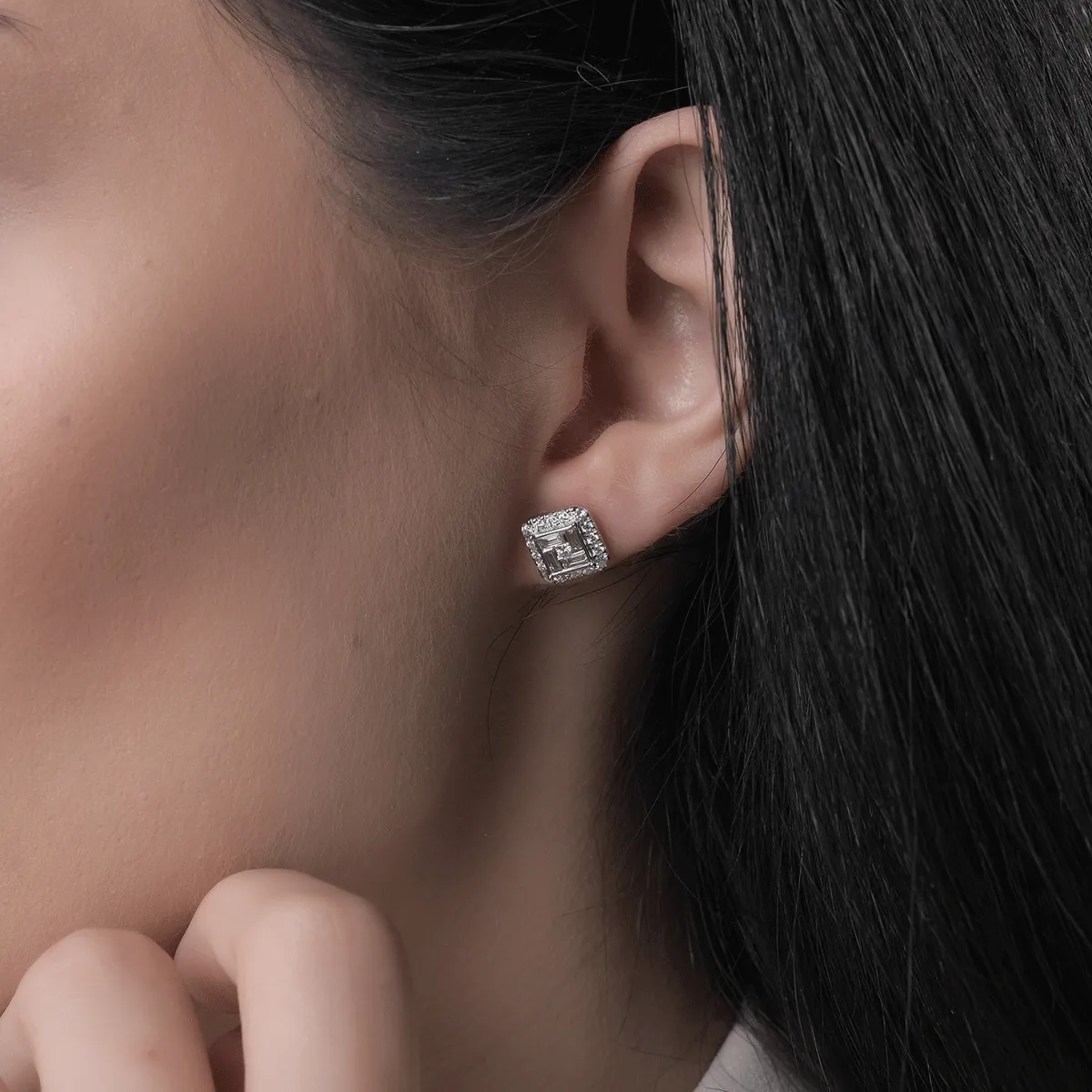 Cercei din aur alb cu diamante baguette, princess si rotunde de 0.77ct