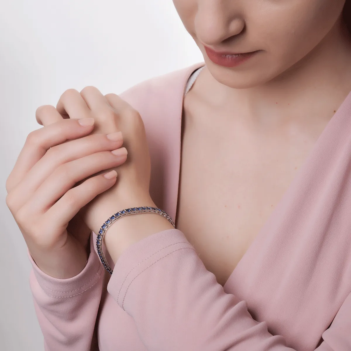18K fehérarany tenisz karkötő 6,70 karátos zafírokkal