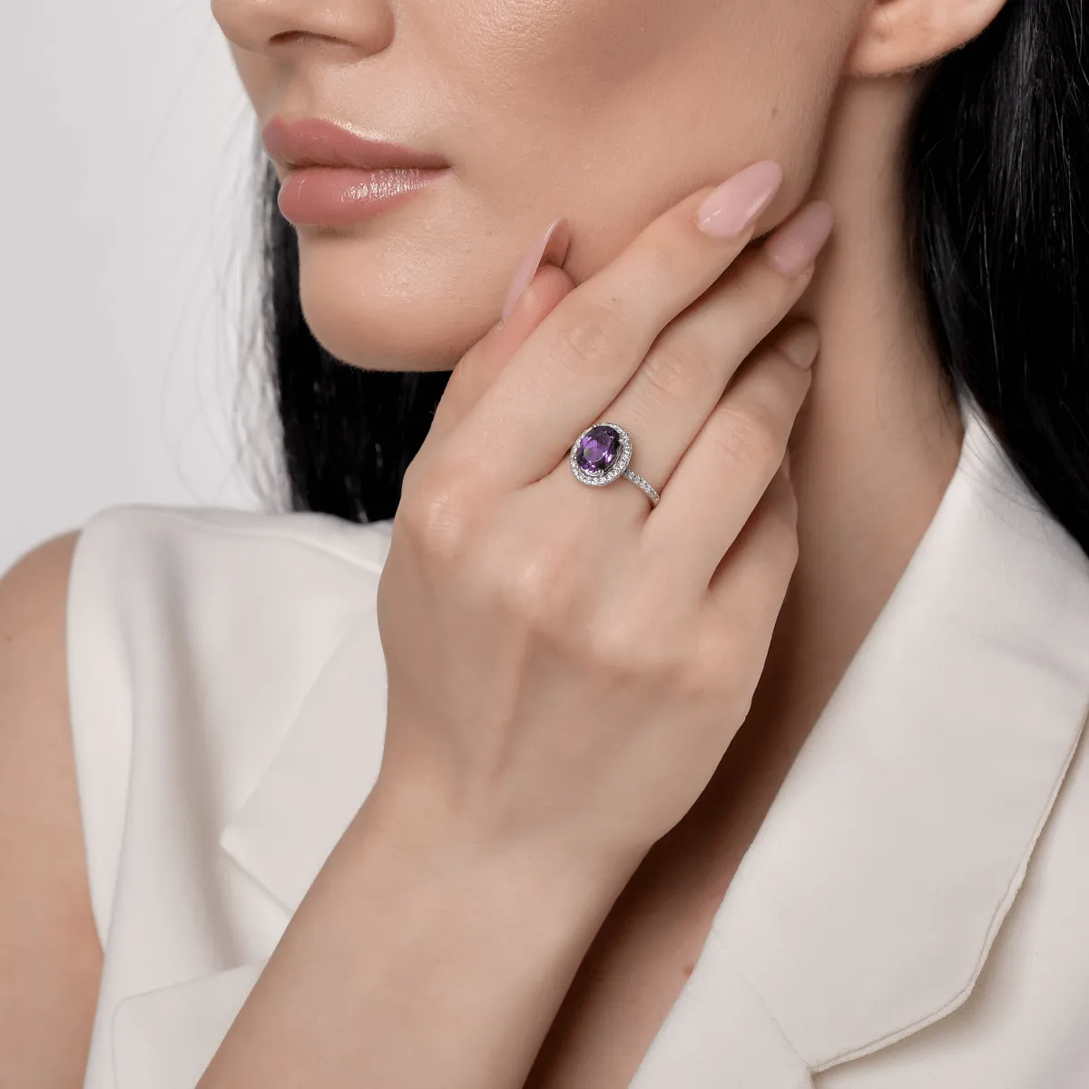 Inel din aur alb de 18K cu ametist de 1.98ct si diamante de 0.25ct